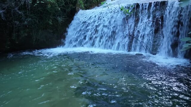 slider shot da destra a sinistra di una cascata immersa nel verde