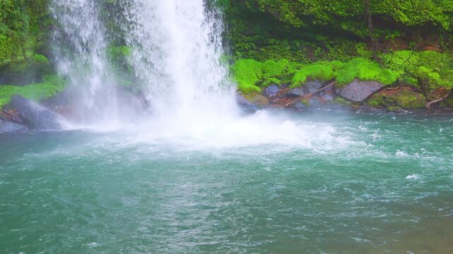 【スローモーション】滝壺へ打ち付ける水しぶきとエメラルドグリーンの水面