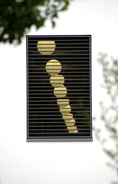 Fenster mit Blick auf Lampenreihe