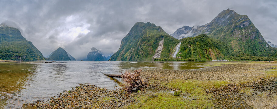Milford Sound mit Mitre Peak im Nebel: Ausflugsboot durchquert den Fjord bei Ebbe, Fiordland-Nationalpark, Neuseeland