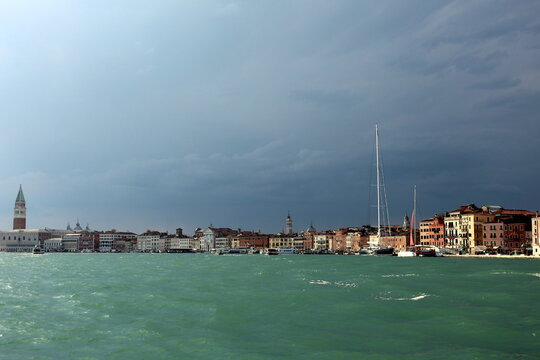 Venedig vor einem Sommergewitter
