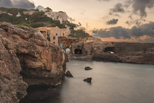 Die Bucht von Cala s&rsquo;Almunia im S&uuml;den der Uralubsinsel Mallorca zu Sonnenaufgang