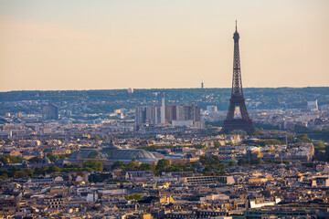 Fototapeta premium Sunset scenery of the Eiffel Tower and the city skyline in Paris, France.