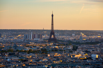 Naklejka premium Sunset scenery of the Eiffel Tower and the city skyline in Paris, France.
