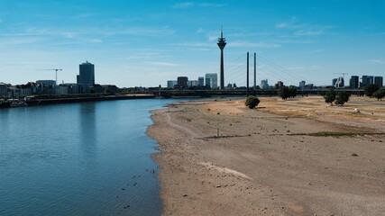 Obraz premium Blick über den Rhein bei Düsseldorf bei sehr niedrigem Wasser wegen Trockenheit