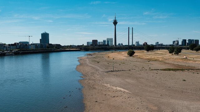 Blick &uuml;ber den Rhein bei D&uuml;sseldorf bei sehr niedrigem Wasser wegen Trockenheit