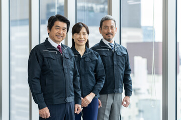 Fototapeta premium オフィスで働くミドルのエンジニア 撮影協力：学校法人電波学園 東京電子専門学校