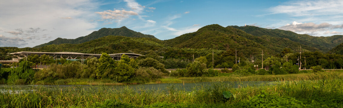 운길산역 배후로 보이는 예빈산과 예봉산 Mount Yebin and Mount Yebong visible behind Ungilsan Station