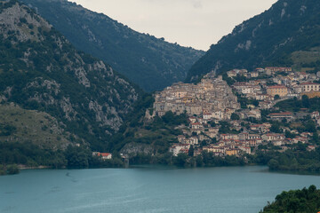  Veduta del borgo storico di Barrea in provincia dell'Aquila, in primo piano il Lago Barrea © lugarex