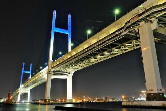 大黒ふ頭から見上げるライトアップされた横浜ベイブリッジの夜景。港湾物流や都市インフラをイメージするロケーション素材