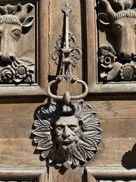 Heurtoir ancien sur une porte en bois du XVIIIe si&egrave;cle &agrave; Saint-Avold, France