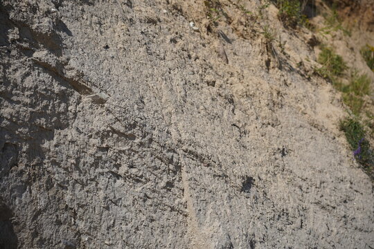 Nahaufnahme der geologischen Erdschichten und der Textur an der Steilk&uuml;ste bei Sierksdorf an der Ostsee