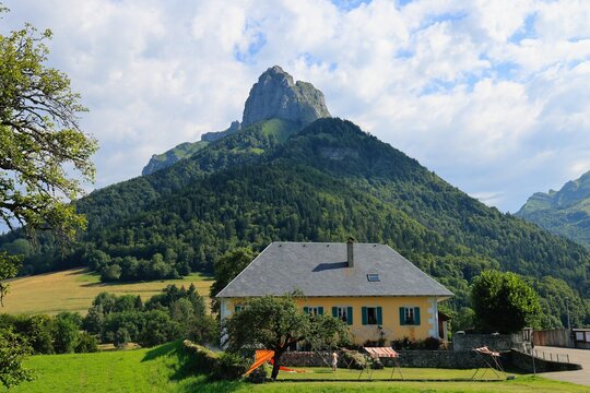 Jarsy et la Dent de Pleuven au-dessus. Ecole - Massif des Bauges - Savoie