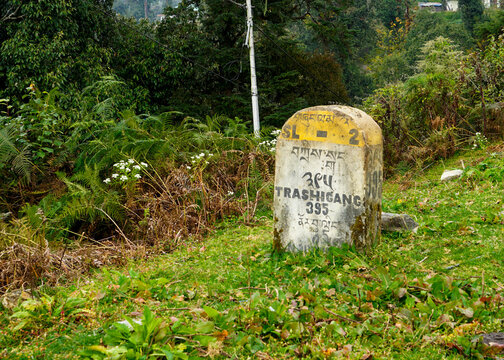 Bhoutan, a milestone by the roadside indicates the distance to Trashigang. 