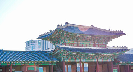 Obraz premium Tourists Wearing Hanbok at Changdeokgung Palace Gate