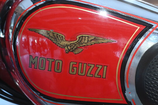Moto Guzzi Emblem auf einem Motoradtank