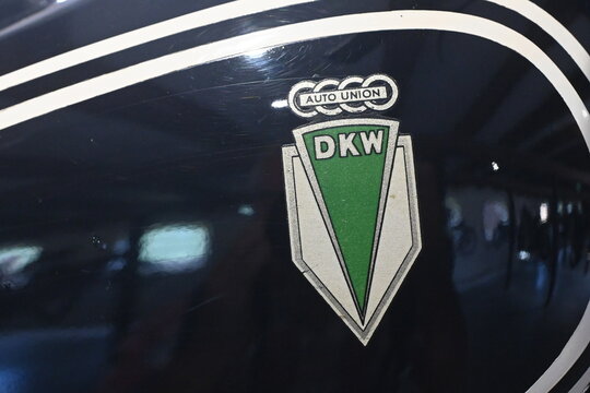 Historisches DKW-Logo auf einem Motorradtank