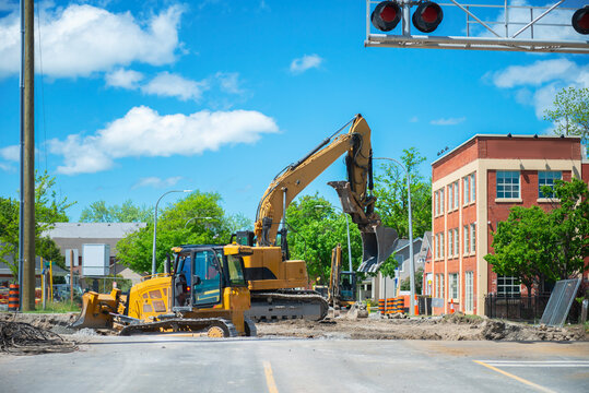 building the renewal of a level crossing, upgrading from a single line to twin track, Canada, Ontario