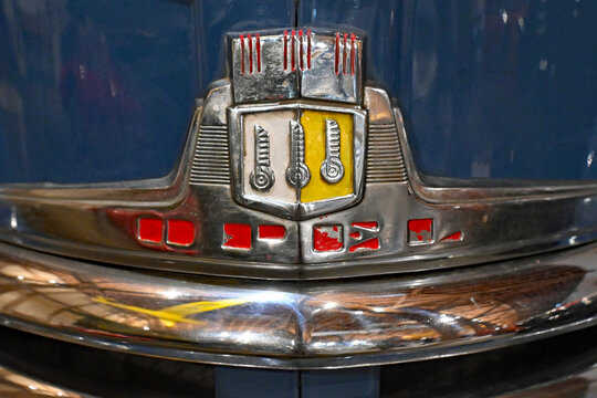 Seltenes hostorisches Opel-Emblem auf einer K&uuml;hlerhaube