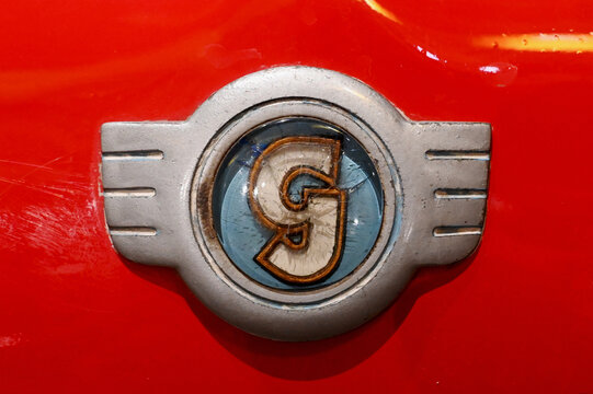 F&uuml;nen, D&auml;nemark - Juli 12, 2026: Emblem des Gogomobils der Hans Glas GmbH aus Dingolfing auf einer roten Motorhaube