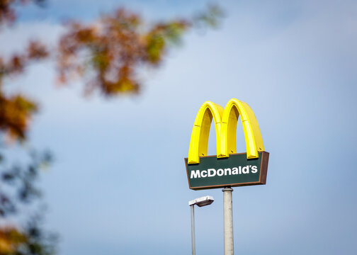 McDonald's Logo vor blauem Himmel mit Wolken.