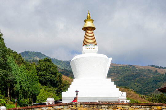 Bhoutan, remarkable monument,  a Nepalese-style Buddhist stūpa located  in the central region .