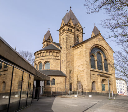 Die evangelische Kreuzkirche, eine Basilika im Neuromanischen Stil in D&uuml;sseldorf Pempelfort