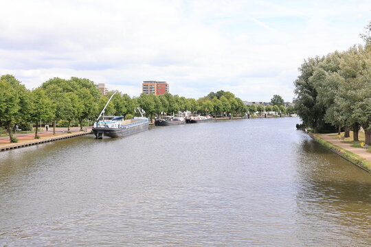 Blick auf den "alten Rhein" im Zentrum der Stadt Alphen an den Rijn in der Niederl&auml;ndischen Provinz Holland