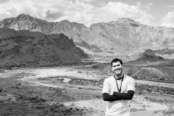 Fototapeta premium Joven motociclista contemplando el paisaje de la Quebrada de las Conchas en Salta, Argentina