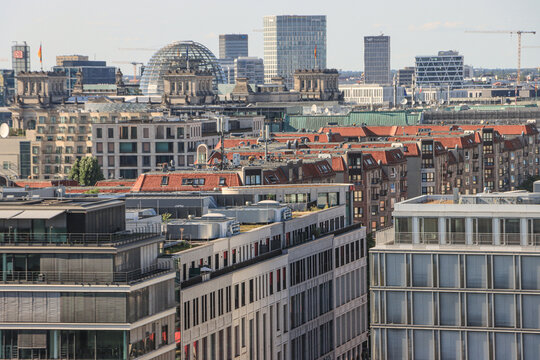 Berliner H&auml;usermeer; Blick &uuml;ber die Wilhelmstrasse auf Reichstag und Europacity