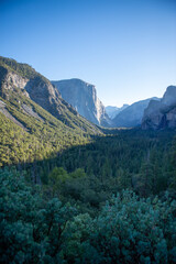 Views of Yosemite Valley in California during the day with mountains and trees © Juniorgrafika.hu