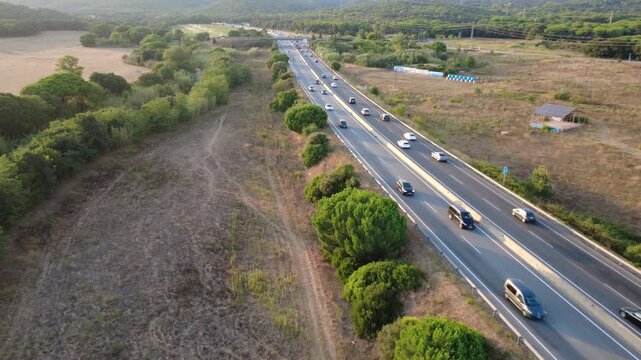 Carretera entre campos y bosques de la Costa Brava