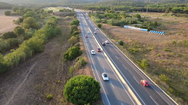 Carretera entre campos y bosques de la Costa Brava