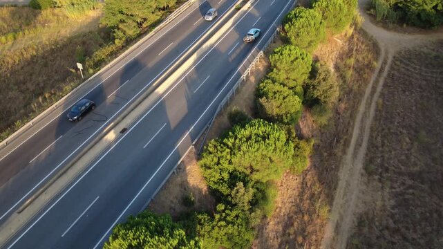 Carretera entre campos y bosques de la Costa Brava
