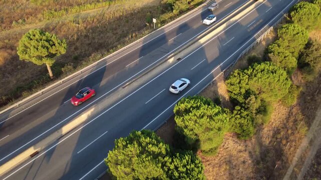 Carretera entre campos y bosques de la Costa Brava