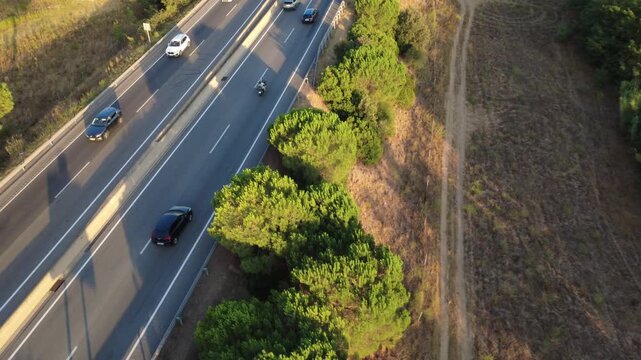 Carretera entre campos y bosques de la Costa Brava