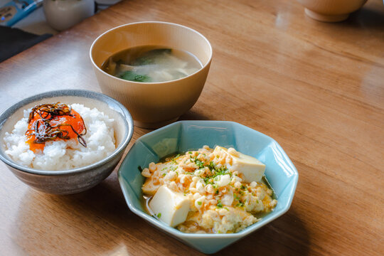 健康的でバランスの取れた和食の朝食。木製テーブルに彩り豊かに並べられた料理。