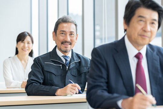 セミナーを受ける中小企業の経営者　撮影協力：学校法人電波学園　東京電子専門学校