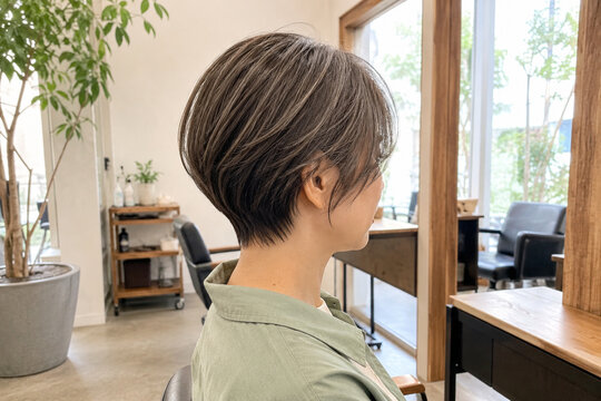 グレーブレンドの短めレイヤーを後ろから見る女性
