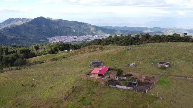 Pueblo en sobre las monta&ntilde;as del tolima en carretera principal