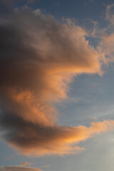 Obraz premium Golden Hour Clouds Against Blue Sky
