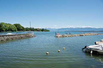 Obraz premium port des Abériaux avec digue en rochers à Prangins, Suisse