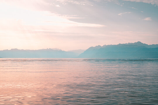 Coucher de soleil dor&eacute; et brumeux sur le lac L&eacute;man et les Alpes