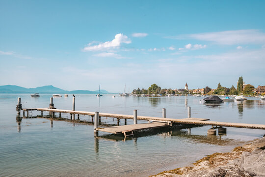Ponton en bois sur le lac L&eacute;man avec bateaux et rivage &agrave; Morges, Suisse