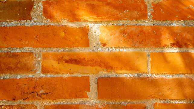 Textura de pared de ladrillo rojo y naranja con cemento