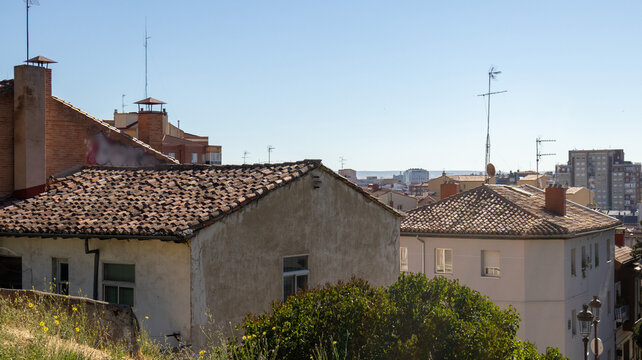 Vista de ciudad con tejado antiguo fachada edificio y cielo azul en Burgos, Espa&ntilde;a