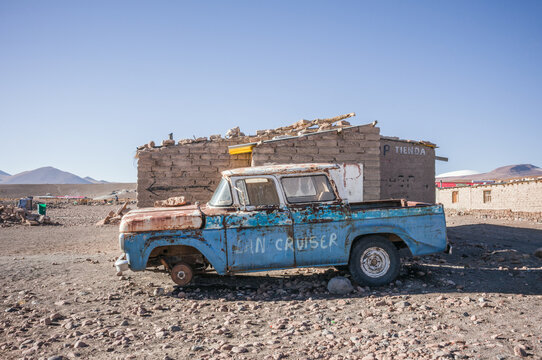 Rusted vintage pickup by adobe houses in an altiplano village, Sud L&iacute;pez, Potos&iacute;, Bolivia