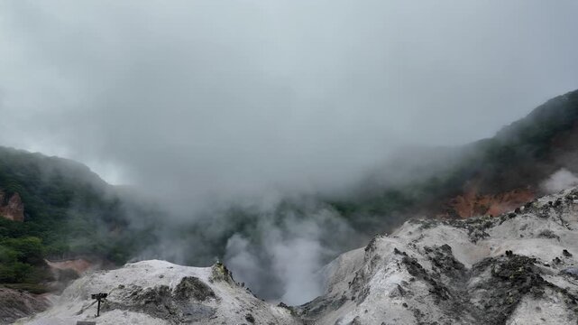 北海道・登別温泉の地獄谷｜火山活動による荒々しい岩肌と湯けむりの絶景