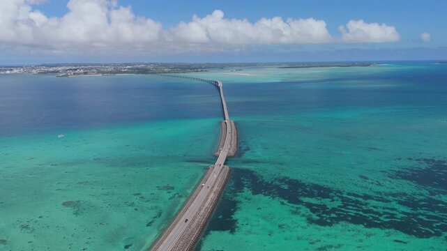 夏の宮古島 絶景の伊良部大橋とサンゴ礁の海 旅行Vlog・PR動画向け4Kドローン映像