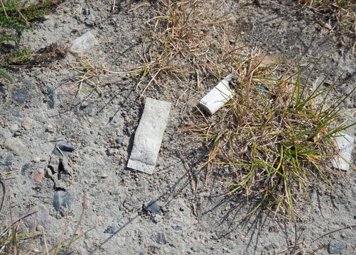 Snuff and cigarette filter tip on the ground